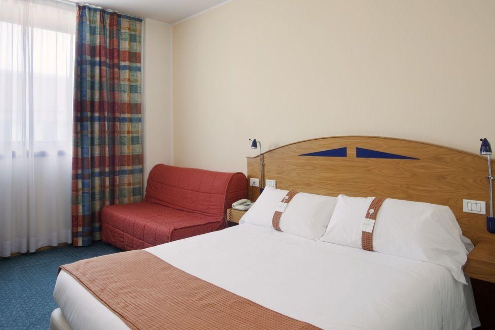 City Hotel & Suites Фоліньо Екстер'єр фото