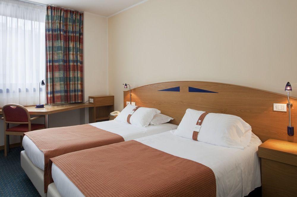 City Hotel & Suites Фоліньо Екстер'єр фото
