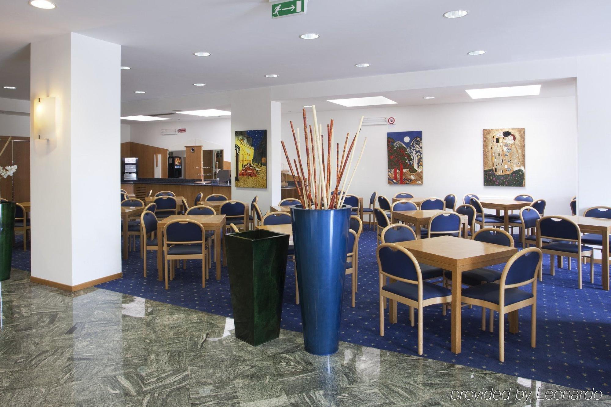 City Hotel & Suites Фоліньо Ресторан фото
