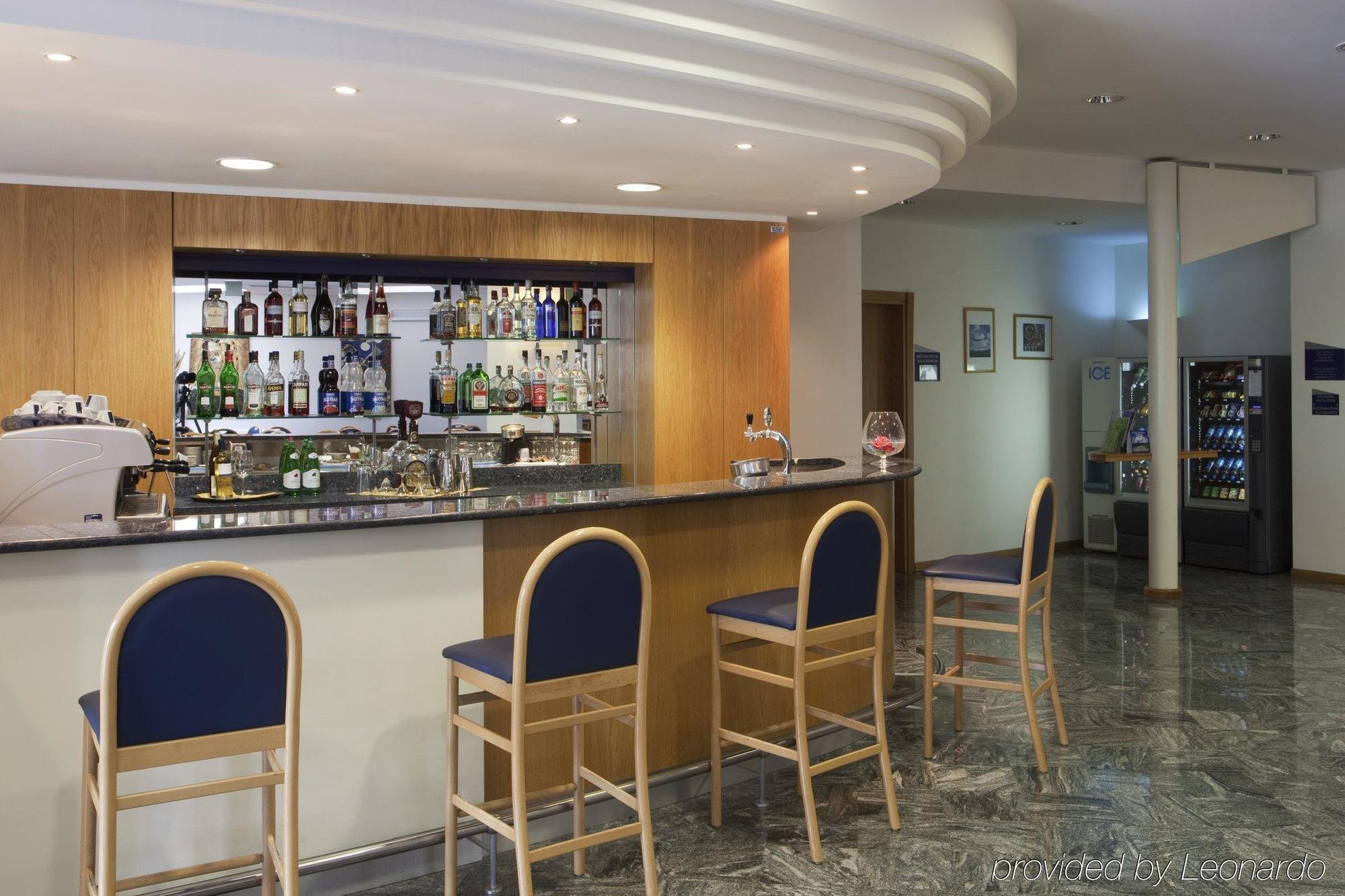 City Hotel & Suites Фоліньо Ресторан фото