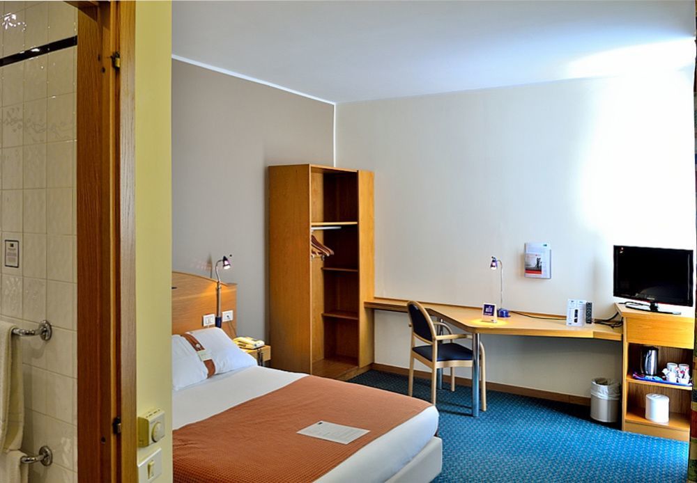 City Hotel & Suites Фоліньо Екстер'єр фото